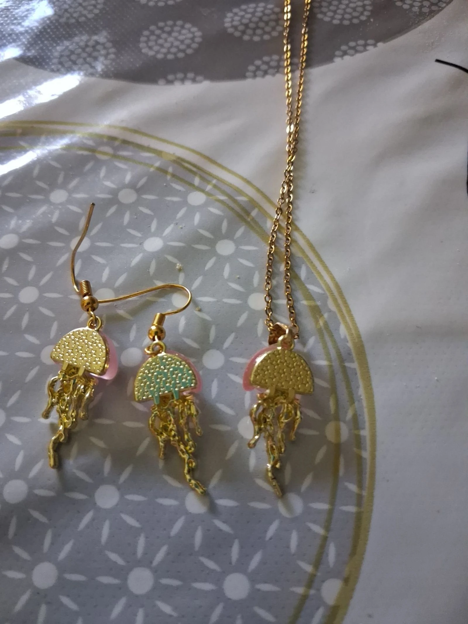 Juwelenset: ketting met hanger en kwalvormige oorbellen – photo 3